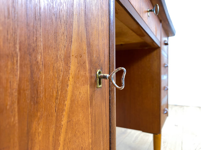 WMK I Stilvoller skandinavischer Mid-Century Schreibtisch in Teakholz , freistellend, mit Schubladen und Holzgriffen I Writing Desk Arbeitstisch Bürotisch Danish Design 50er 60er Berlin Köln Hamburg