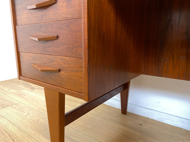 WMK I Stilvoller skandinavischer Mid-Century Schreibtisch in Teakholz , freistellend, mit Regal Rückseite I Desk Cheftisch Bürotisch Bureau Danish Design Vintage 50er 60er Teak Berlin Hamburg München