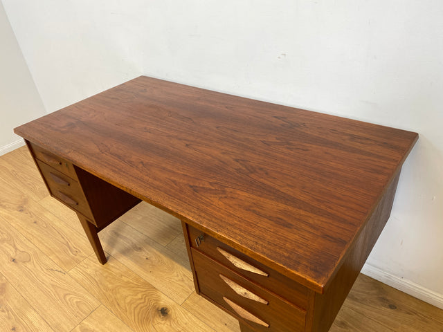 WMK I Stilvoller skandinavischer Mid-Century Schreibtisch in Teakholz , freistellend, mit Regal Rückseite I Desk Cheftisch Bürotisch Bureau Danish Design Vintage 50er 60er Teak Berlin Hamburg München