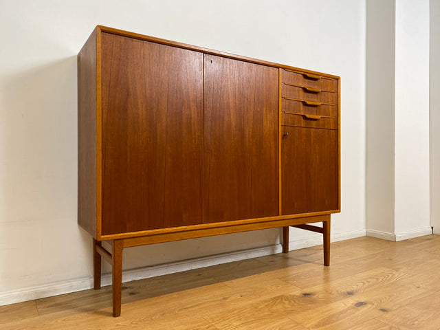 WMK I Hochwertiges skandinavisches Mid-Century Designer Highboard von Bertil Fridhagen für Bodafors , Vollholz in Teak I Sideboard Kommode Schrank Danish Design Vintage 60er Köln Regensburg Teakholz