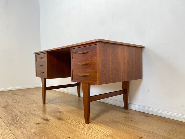WMK I Stilvoller skandinavischer Mid-Century Schreibtisch in Teakholz , freistellend, mit Regal Rückseite I Desk Cheftisch Bürotisch Bureau Danish Design Vintage 50er 60er Teak Berlin Hamburg München