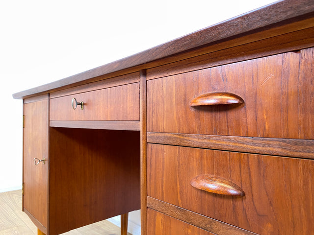 WMK I Stilvoller skandinavischer Mid-Century Schreibtisch in Teakholz , freistellend, mit Schubladen und Holzgriffen I Writing Desk Arbeitstisch Bürotisch Danish Design 50er 60er Berlin Köln Hamburg