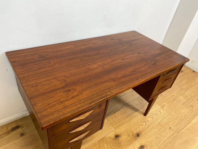 WMK I Stilvoller skandinavischer Mid-Century Schreibtisch in Teakholz , freistellend, mit Regal Rückseite I Desk Cheftisch Bürotisch Bureau Danish Design Vintage 50er 60er Teak Berlin Hamburg München