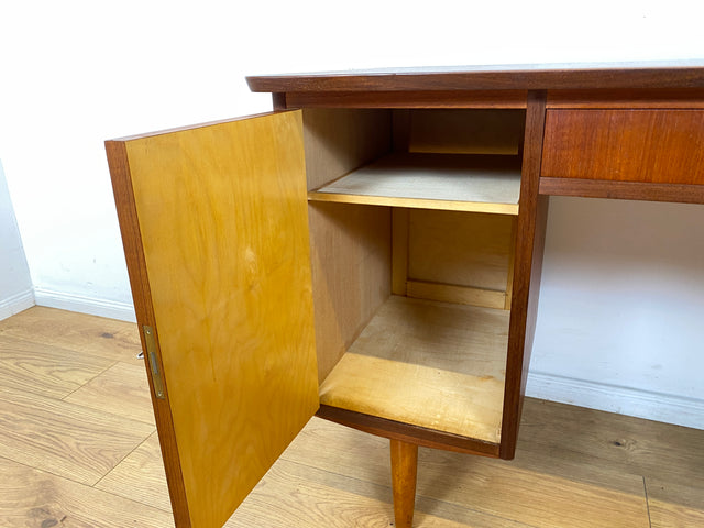 WMK I Stilvoller skandinavischer Mid-Century Schreibtisch in Teakholz , freistellend, mit Schubladen und Holzgriffen I Writing Desk Arbeitstisch Bürotisch Danish Design 50er 60er Berlin Köln Hamburg