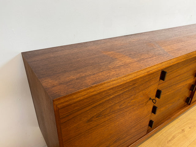 WMK I Stilvolles skandinavisches Mid-Century Sideboard , Vollholz in Teak, mit Schubladen & Palisander Griffen # Kommode Schrank Anrichte TV Bank Lowboard Danish Design Vintage Teakholz Berlin Dresden