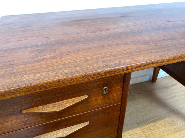 WMK I Stilvoller skandinavischer Mid-Century Schreibtisch in Teakholz , freistellend, mit Regal Rückseite I Desk Cheftisch Bürotisch Bureau Danish Design Vintage 50er 60er Teak Berlin Hamburg München