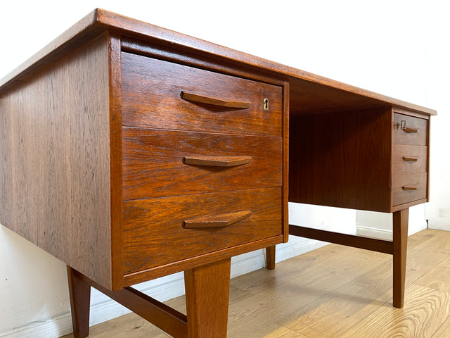 WMK I Stilvoller skandinavischer Mid-Century Schreibtisch in Teakholz , freistellend, mit Regal Rückseite I Desk Cheftisch Bürotisch Bureau Danish Design Vintage 50er 60er Teak Berlin Hamburg München