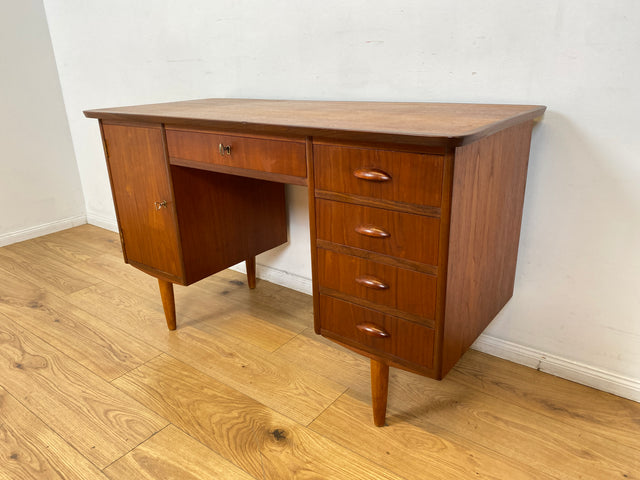 WMK I Stilvoller skandinavischer Mid-Century Schreibtisch in Teakholz , freistellend, mit Schubladen und Holzgriffen I Writing Desk Arbeitstisch Bürotisch Danish Design 50er 60er Berlin Köln Hamburg