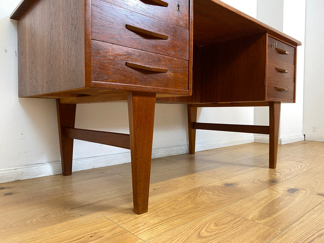 WMK I Stilvoller skandinavischer Mid-Century Schreibtisch in Teakholz , freistellend, mit Regal Rückseite I Desk Cheftisch Bürotisch Bureau Danish Design Vintage 50er 60er Teak Berlin Hamburg München
