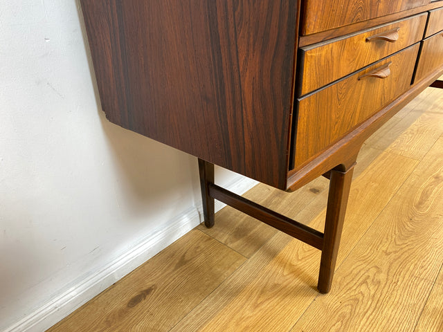 WMK Hochwertiges skandinavisches Mid-Century Highboard aus vollem Holz im seltenem Rio Palisander mit Schiebetüren und Schubladen I Sideboard Schrank Cabinet Danish Design 60er Rosewood Berlin Hamburg