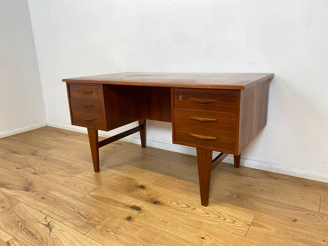 WMK I Stilvoller skandinavischer Mid-Century Schreibtisch in Teakholz , freistellend, mit Regal Rückseite I Desk Cheftisch Bürotisch Bureau Danish Design Vintage 50er 60er Teak Berlin Hamburg München