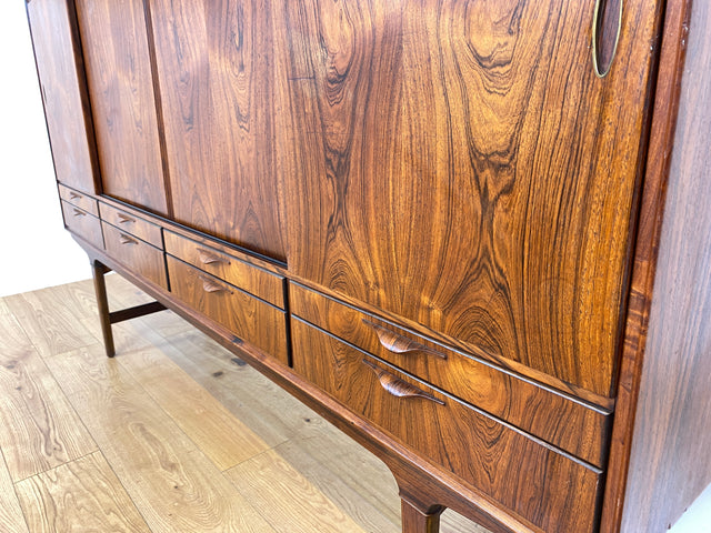 WMK Hochwertiges skandinavisches Mid-Century Highboard aus vollem Holz im seltenem Rio Palisander mit Schiebetüren und Schubladen I Sideboard Schrank Cabinet Danish Design 60er Rosewood Berlin Hamburg