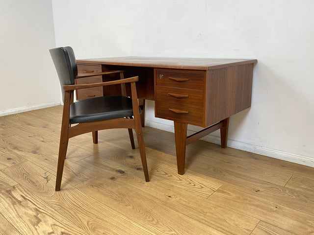 WMK I Stilvoller skandinavischer Mid-Century Schreibtisch in Teakholz , freistellend, mit Regal Rückseite I Desk Cheftisch Bürotisch Bureau Danish Design Vintage 50er 60er Teak Berlin Hamburg München