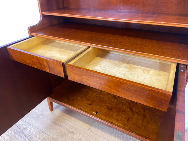 WMK I Hochwertiger skandinavische Mid-Century Bücherschrank aus vollem Holz mit verstellbaren Regalböden und Schubladen I Regal Bücherregal Holzregal Highboard Kommode Vintage Berlin Hannover München