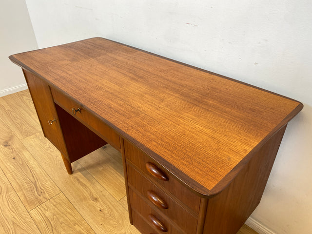 WMK I Stilvoller skandinavischer Mid-Century Schreibtisch in Teakholz , freistellend, mit Schubladen und Holzgriffen I Writing Desk Arbeitstisch Bürotisch Danish Design 50er 60er Berlin Köln Hamburg