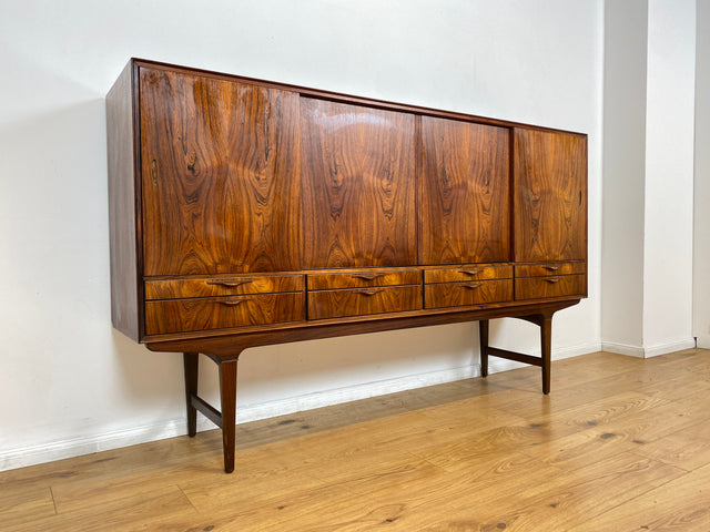 WMK Hochwertiges skandinavisches Mid-Century Highboard aus vollem Holz im seltenem Rio Palisander mit Schiebetüren und Schubladen I Sideboard Schrank Cabinet Danish Design 60er Rosewood Berlin Hamburg