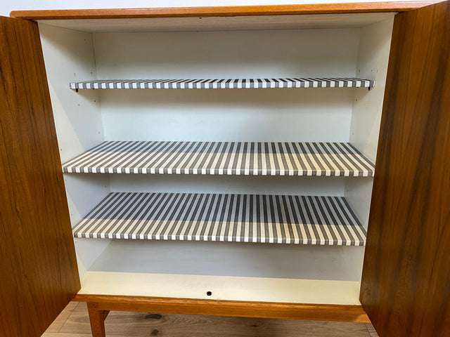 WMK I Hochwertiges skandinavisches Mid-Century Designer Highboard von Bertil Fridhagen für Bodafors , Vollholz in Teak I Sideboard Kommode Schrank Danish Design Vintage 60er Köln Regensburg Teakholz