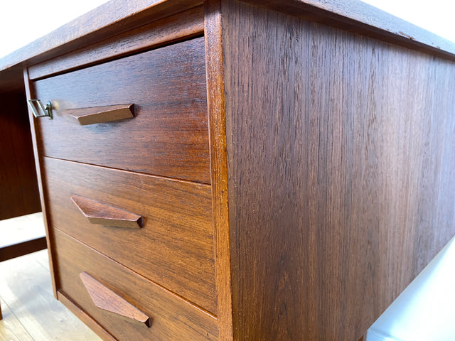 WMK I Stilvoller skandinavischer Mid-Century Schreibtisch in Teakholz , freistellend, mit Regal Rückseite I Desk Cheftisch Bürotisch Bureau Danish Design Vintage 50er 60er Teak Berlin Hamburg München