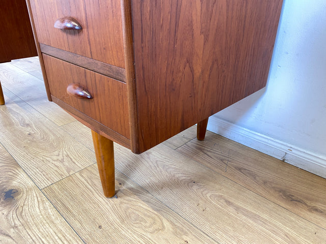 WMK I Stilvoller skandinavischer Mid-Century Schreibtisch in Teakholz , freistellend, mit Schubladen und Holzgriffen I Writing Desk Arbeitstisch Bürotisch Danish Design 50er 60er Berlin Köln Hamburg