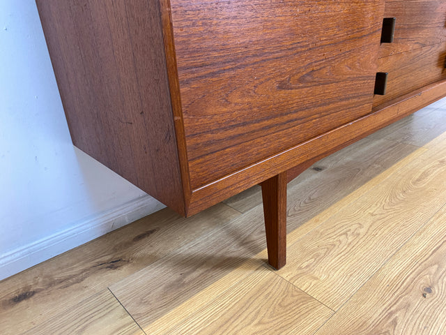 WMK I Stilvolles skandinavisches Mid-Century Sideboard , Vollholz in Teak, mit Schubladen & Palisander Griffen # Kommode Schrank Anrichte TV Bank Lowboard Danish Design Vintage Teakholz Berlin Dresden