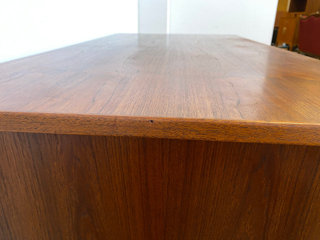 WMK I Stilvoller skandinavischer Mid-Century Schreibtisch in Teakholz , freistellend, mit Regal Rückseite I Desk Cheftisch Bürotisch Bureau Danish Design Vintage 50er 60er Teak Berlin Hamburg München