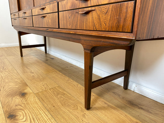 WMK Hochwertiges skandinavisches Mid-Century Highboard aus vollem Holz im seltenem Rio Palisander mit Schiebetüren und Schubladen I Sideboard Schrank Cabinet Danish Design 60er Rosewood Berlin Hamburg