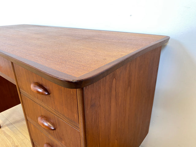 WMK I Stilvoller skandinavischer Mid-Century Schreibtisch in Teakholz , freistellend, mit Schubladen und Holzgriffen I Writing Desk Arbeitstisch Bürotisch Danish Design 50er 60er Berlin Köln Hamburg