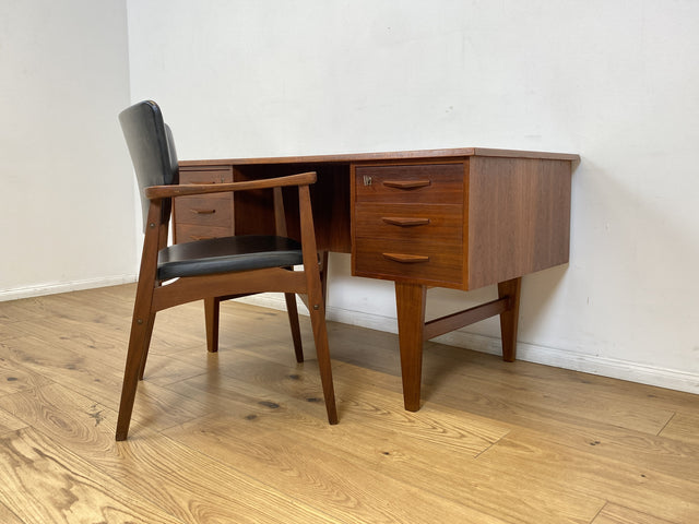 WMK I Stilvoller skandinavischer Mid-Century Schreibtisch in Teakholz , freistellend, mit Regal Rückseite I Desk Cheftisch Bürotisch Bureau Danish Design Vintage 50er 60er Teak Berlin Hamburg München