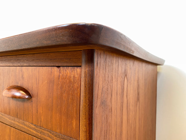 WMK I Stilvoller skandinavischer Mid-Century Schreibtisch in Teakholz , freistellend, mit Schubladen und Holzgriffen I Writing Desk Arbeitstisch Bürotisch Danish Design 50er 60er Berlin Köln Hamburg