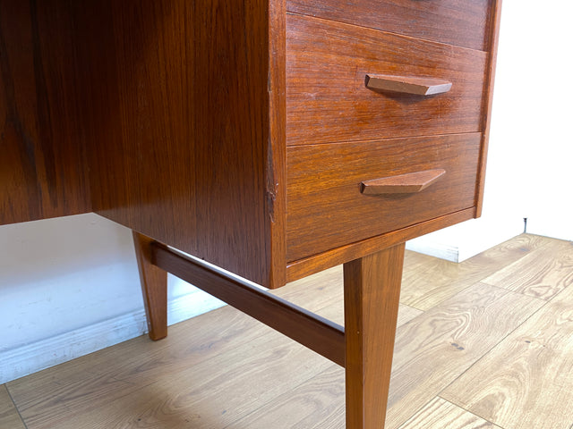 WMK I Stilvoller skandinavischer Mid-Century Schreibtisch in Teakholz , freistellend, mit Regal Rückseite I Desk Cheftisch Bürotisch Bureau Danish Design Vintage 50er 60er Teak Berlin Hamburg München