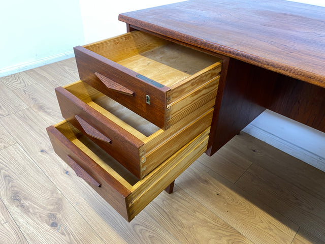 WMK I Stilvoller skandinavischer Mid-Century Schreibtisch in Teakholz , freistellend, mit Regal Rückseite I Desk Cheftisch Bürotisch Bureau Danish Design Vintage 50er 60er Teak Berlin Hamburg München