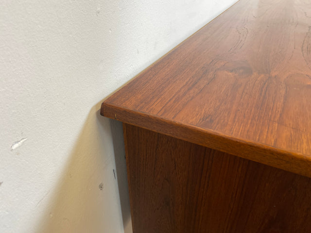 WMK I Stilvoller skandinavischer Mid-Century Schreibtisch in Teakholz , freistellend, mit Regal Rückseite I Desk Cheftisch Bürotisch Bureau Danish Design Vintage 50er 60er Teak Berlin Hamburg München