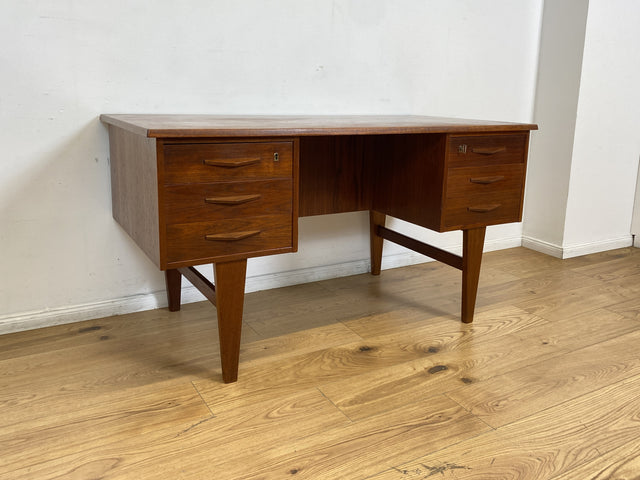 WMK I Stilvoller skandinavischer Mid-Century Schreibtisch in Teakholz , freistellend, mit Regal Rückseite I Desk Cheftisch Bürotisch Bureau Danish Design Vintage 50er 60er Teak Berlin Hamburg München