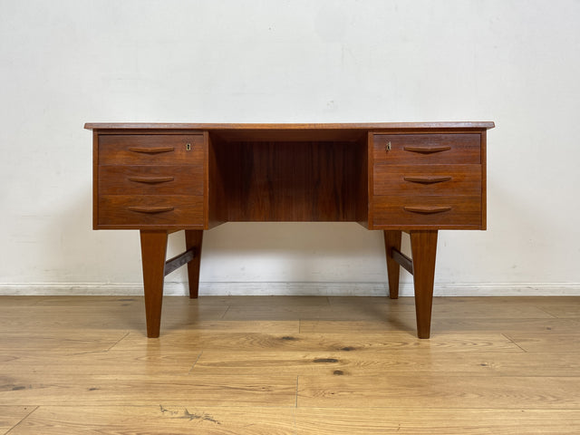 WMK I Stilvoller skandinavischer Mid-Century Schreibtisch in Teakholz , freistellend, mit Regal Rückseite I Desk Cheftisch Bürotisch Bureau Danish Design Vintage 50er 60er Teak Berlin Hamburg München