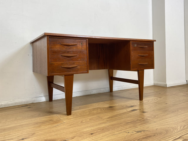 WMK I Stilvoller skandinavischer Mid-Century Schreibtisch in Teakholz , freistellend, mit Regal Rückseite I Desk Cheftisch Bürotisch Bureau Danish Design Vintage 50er 60er Teak Berlin Hamburg München