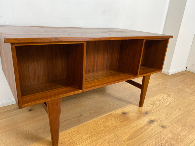WMK I Stilvoller skandinavischer Mid-Century Schreibtisch in Teakholz , freistellend, mit Regal Rückseite I Desk Cheftisch Bürotisch Bureau Danish Design Vintage 50er 60er Teak Berlin Hamburg München