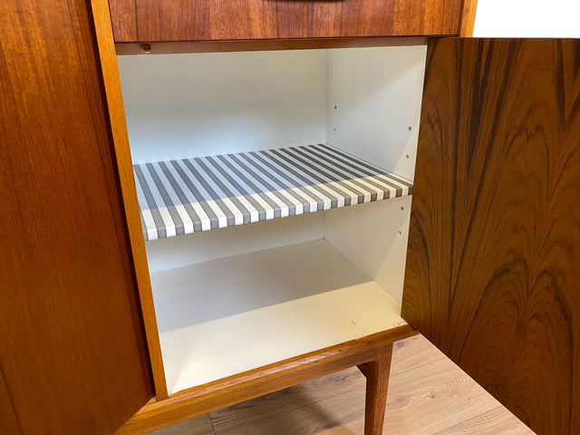 WMK I Hochwertiges skandinavisches Mid-Century Designer Highboard von Bertil Fridhagen für Bodafors , Vollholz in Teak I Sideboard Kommode Schrank Danish Design Vintage 60er Köln Regensburg Teakholz