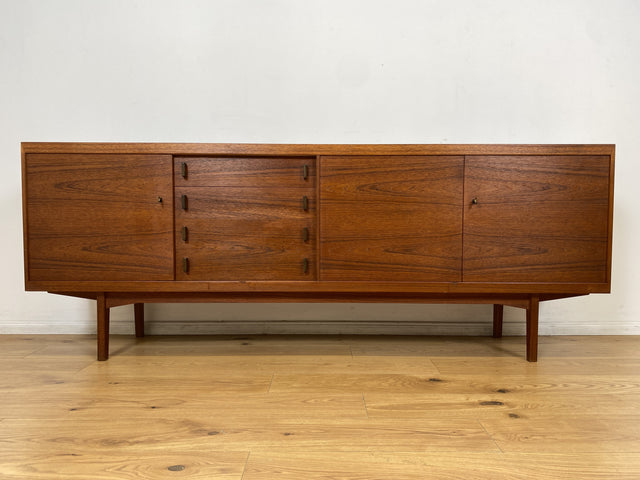 WMK I Stilvolles skandinavisches Mid-Century Sideboard , Vollholz in Teak, mit Schubladen & Palisander Griffen # Kommode Schrank Anrichte TV Bank Lowboard Danish Design Vintage Teakholz Berlin Dresden