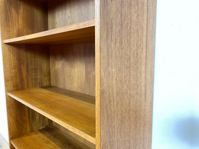 WMK I Stilvolles skandinavisches Designer Bücherregal von Domino Møbler in Teakholz mit verstellbaren Regalböden I Regal Holzregal Regalwand Bücherschrank Danish Design Mid-Century Vintage Teak Berlin