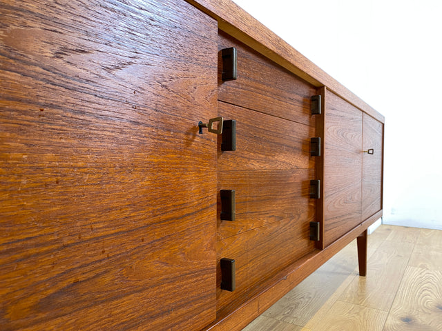 WMK I Stilvolles skandinavisches Mid-Century Sideboard , Vollholz in Teak, mit Schubladen & Palisander Griffen # Kommode Schrank Anrichte TV Bank Lowboard Danish Design Vintage Teakholz Berlin Dresden