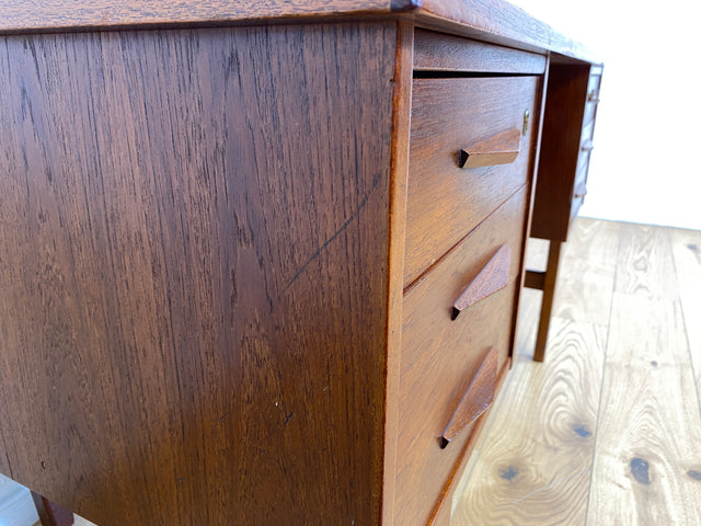 WMK I Stilvoller skandinavischer Mid-Century Schreibtisch in Teakholz , freistellend, mit Regal Rückseite I Desk Cheftisch Bürotisch Bureau Danish Design Vintage 50er 60er Teak Berlin Hamburg München