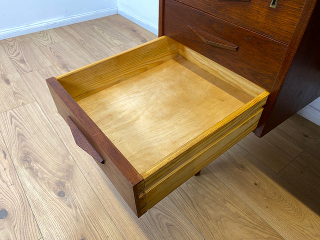 WMK I Stilvoller skandinavischer Mid-Century Schreibtisch in Teakholz , freistellend, mit Regal Rückseite I Desk Cheftisch Bürotisch Bureau Danish Design Vintage 50er 60er Teak Berlin Hamburg München