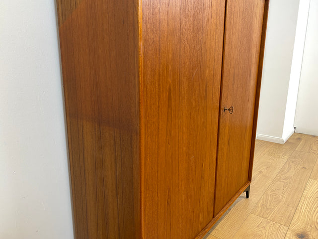 WMK # Stilvolles skandinavisches Highboard in Teakholz auf neuen Metallfüßen # Kommode Sideboard Bücherschrank Wäschekommode Wäscheschrank Schuhschrank Danish Design Mid-Century Vintage Upcycling Teak