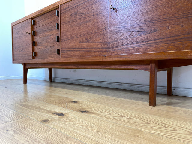 WMK I Stilvolles skandinavisches Mid-Century Sideboard , Vollholz in Teak, mit Schubladen & Palisander Griffen # Kommode Schrank Anrichte TV Bank Lowboard Danish Design Vintage Teakholz Berlin Dresden