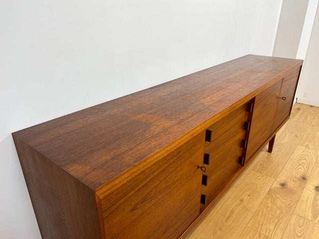 WMK I Stilvolles skandinavisches Mid-Century Sideboard , Vollholz in Teak, mit Schubladen & Palisander Griffen # Kommode Schrank Anrichte TV Bank Lowboard Danish Design Vintage Teakholz Berlin Dresden