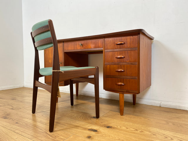 WMK I Stilvoller skandinavischer Mid-Century Schreibtisch in Teakholz , freistellend, mit Schubladen und Holzgriffen I Writing Desk Arbeitstisch Bürotisch Danish Design 50er 60er Berlin Köln Hamburg
