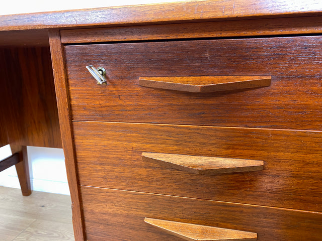 WMK I Stilvoller skandinavischer Mid-Century Schreibtisch in Teakholz , freistellend, mit Regal Rückseite I Desk Cheftisch Bürotisch Bureau Danish Design Vintage 50er 60er Teak Berlin Hamburg München