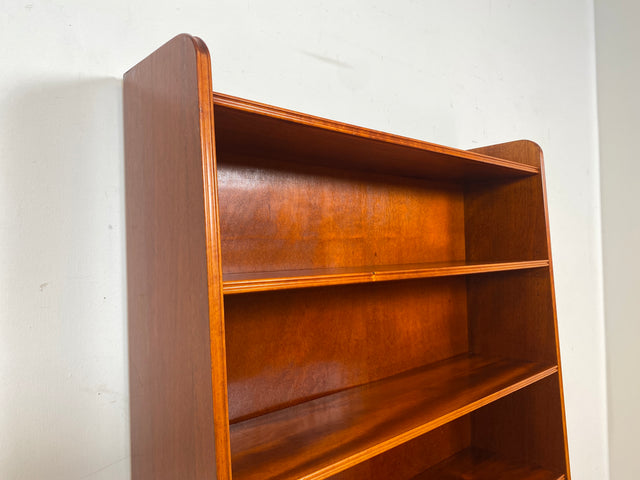 WMK I Hochwertiger skandinavische Mid-Century Bücherschrank aus vollem Holz mit verstellbaren Regalböden und Schubladen I Regal Bücherregal Holzregal Highboard Kommode Vintage Berlin Hannover München