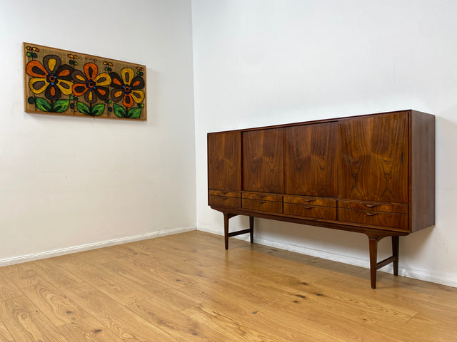 WMK Hochwertiges skandinavisches Mid-Century Highboard aus vollem Holz im seltenem Rio Palisander mit Schiebetüren und Schubladen I Sideboard Schrank Cabinet Danish Design 60er Rosewood Berlin Hamburg