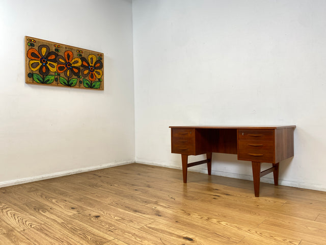 WMK I Stilvoller skandinavischer Mid-Century Schreibtisch in Teakholz , freistellend, mit Regal Rückseite I Desk Cheftisch Bürotisch Bureau Danish Design Vintage 50er 60er Teak Berlin Hamburg München